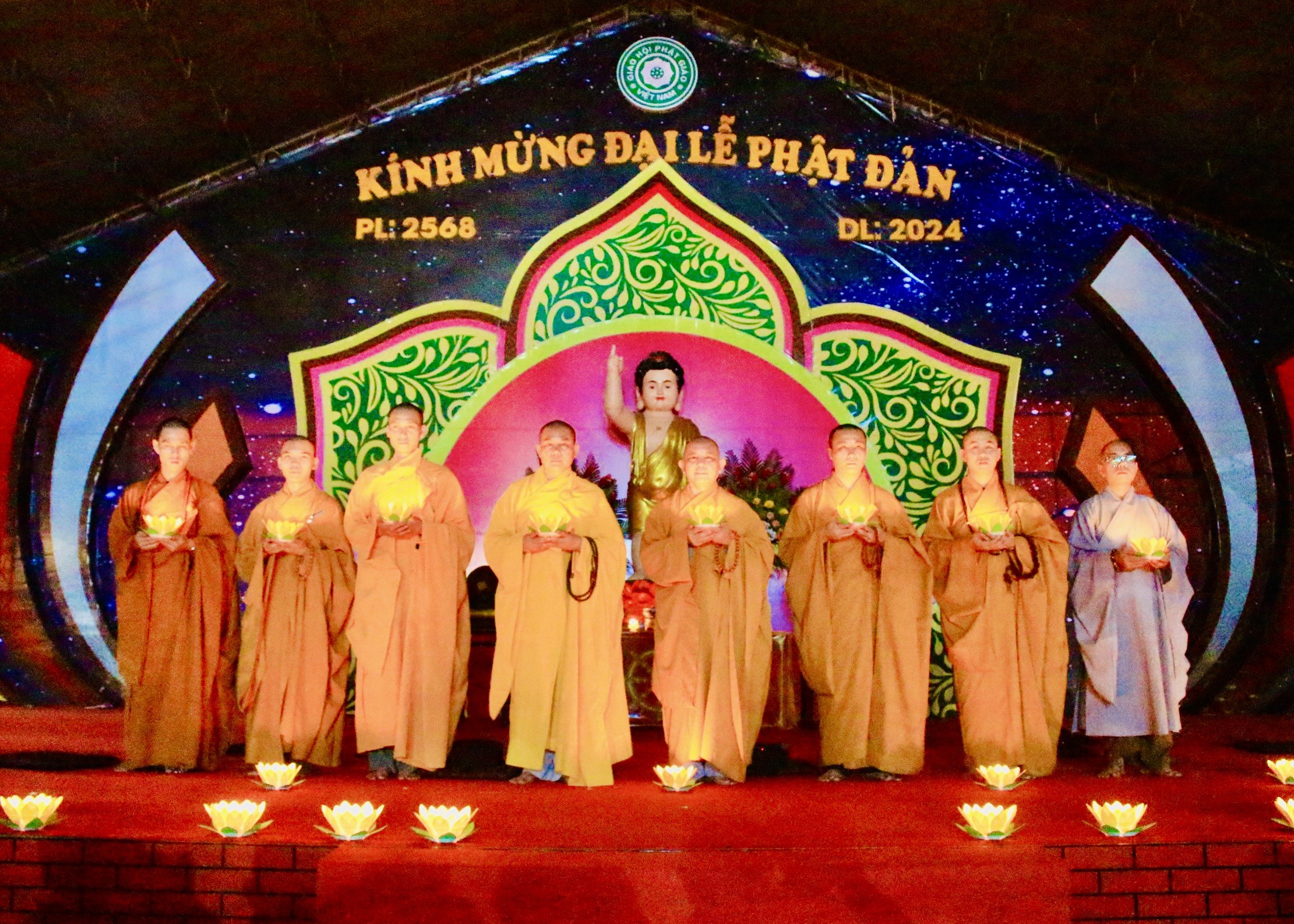 Thiêng liêng đêm hoa đăng mừng Phật đản PL.2568